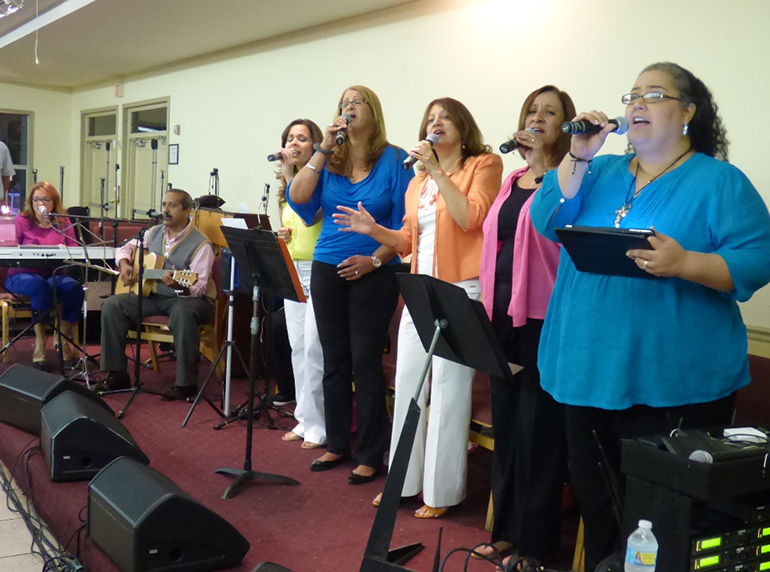 El Grupo Adoremus esta integrado por ocho músicos católicos adoradores de Miami, todos latinos y miembros de varias comunidades de la Arquidiócesis.