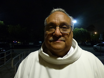 El P. Juan Torres quedó gratamente sorprendido cuando invitó al grupo a la Adoración Eucarística, en la parroquia Prince of Peace.