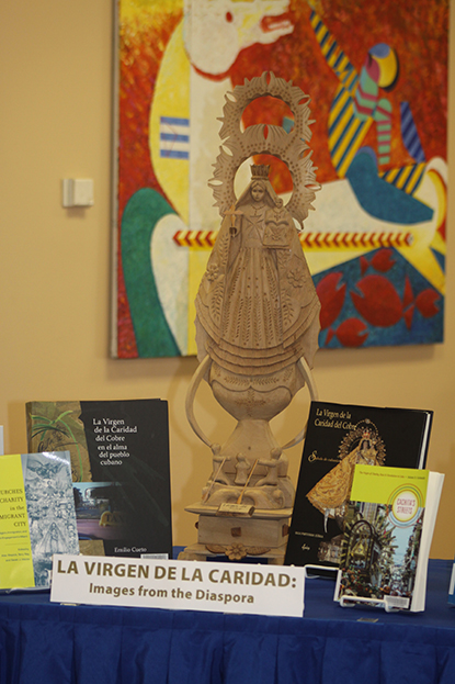Imagen de la Virgen de la Caridad del Cobre en la Universidad St. Thomas durante la presentación, La Virgen de la Caridad: Historia y Devoción Popular.
