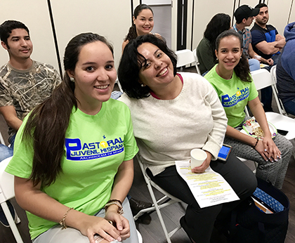 Desde la izquierda, María Acosta, Wendy Bravo y Elaine Ureña, líderes del grupo Voceros de Cristo de la parroquia St. Agatha, en Miami, asistieron al encuentro buscando lineamientos para atraer más jóvenes católicos al seno de la Iglesia.