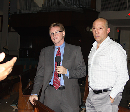 El director ejecutivo de los Servicios Legales de Caridades Católicas de la Arquidiócesis de Miami Randolph McGrorty, (izquierda) y Emilio Garcia, representante de la oficina de Doral escuchan la pregunta de un asistente durante una charla informativa sobre los aspectos legales de inmigración para cubanos recién llegados, en la iglesia Immaculate Conception, en Hialeah.