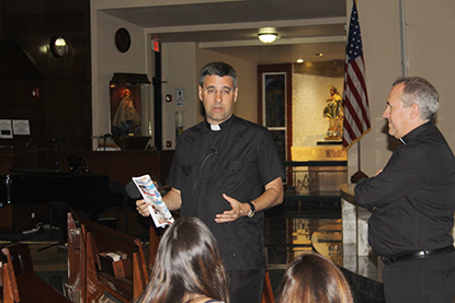 El P. Manny Álvarez, párroco de Immaculate Conception, en Hialeah, dijo que su parroquia tiene una larga tradición de acoger a los inmigrantes cubanos por estar en el corazón de Hialeah, durante la charla informativa sobre aspectos legales y servicios sociales de los inmigrantes cubanos recién llegados. A su izquierda el P. José Álvarez, párroco de Our Lady of the Lakes, en Miami Lakes y organzador del evento lo escucha.