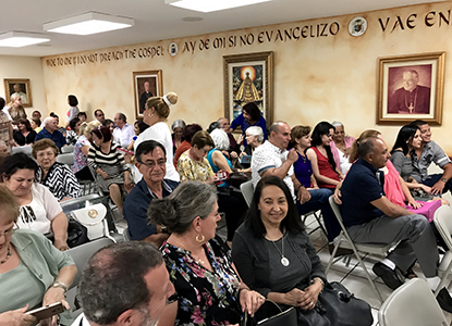 Fieles de la Diócesis de Santa Clara que han emigrado al Sur de La Florida se reencontraron, en el Salón de Catequesis Mons. Agustín Román de la Ermita de la Caridad, con tres misioneros italianos que atienden las parroquias a las que pertenecían en la Isla. Les ofrendaron pequeños donativos para continuar su encomiable labor evangelizadora.