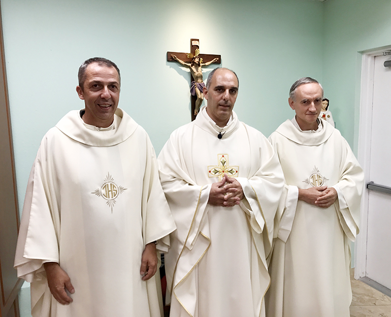 Los misioneros Paolo Bacigalupo (izq.), Michele Farina y Pietro Pigollo de las diócesis de Chiavari, Savona y Génova, respectivamente, trabajan en la Diócesis de Santa Clara, estrechando los lazos pastorales entre las iglesias italiana y cubana.