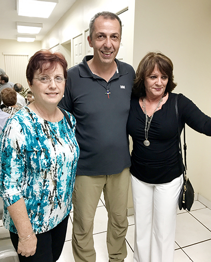 Para muchos católicos cubanos emigrados a Miami en los últimos meses, fue muy grato y emotivo reencontrarse con los misioneros italianos. Diana Fernández (der.), quien pertenecía a la parroquia de Santo Domingo de la Diócesis de Santa Clara, asistió a la Ermita de la Caridad a finales de abril para saludar afectuosamente a su anterior guía espiritual, el P. Paolo Bacigalupo.