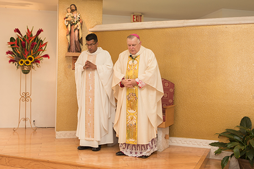 El Arzobispo Thomas Wenski junto al P. Giovanni Peña, quien fue instalado como párroco de la iglesia Prince of Peace durante la Misa por el 30 aniversario de la parroquia.