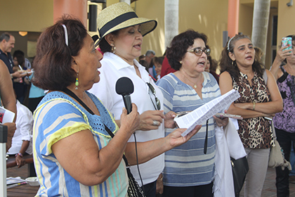 Devotas de la Virgen Inmaculada Concepción de El Viejo, le cantan a la patrona de Nicaragua después de la Misa ofrecida en la parroquia St. Rose of Lima, una de las 11 iglesias en Miami que recibieron este año a la Virgen.
