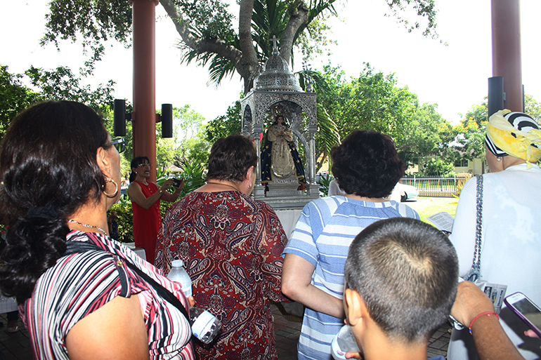 Devotas de la Virgen Inmaculada Concepción de El Viejo, le cantan a la patrona de Nicaragua después de la Misa ofrecida en la parroquia St. Rose of Lima, una de las 11 iglesias en Miami que recibieron este año a la Virgen.