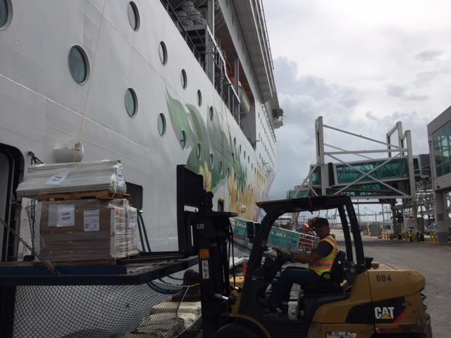 En el puerto de Miami mientras se carga un barco de cruceros Norwegian con las donaciones que la Orden de Malta recolectó para los afectados por el huracán Irma en Cuba.