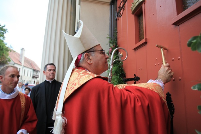 Bishop Estévez knocks on the door of the Cathedral- Basilica of St. Augustine, a symbolic beginning to his tenure as the tenth bishop of the Diocese of St. Augustine.
