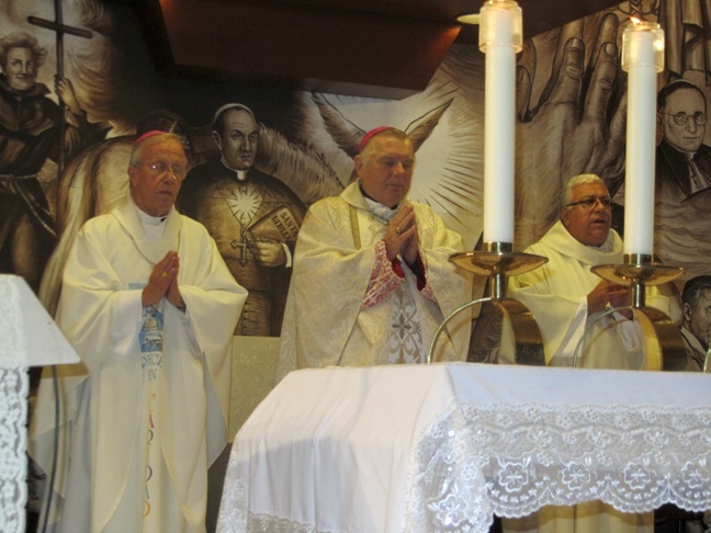 El arzobispo Thomas Wenski celebra la misa en memoria de quien fuera arzobispo de la Habana desde 1970 a 1979, Mons. Francisco Oves. Tambien estaban presentes el obispo auxiliar de la Habana, Mons. Alfredo Petit, y el canciller de la arquidiócesis, Mons. Ramón Suarez Polcari.