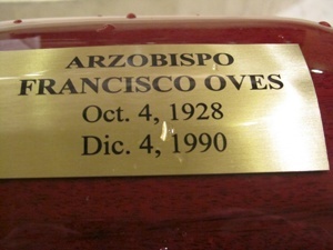 Una urna contiene los restos mortales del arzobispo Francisco Oves, quien descansará ahora en la catedral de La Habana.