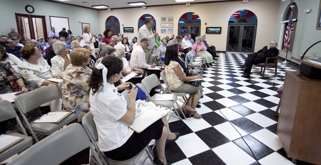 Vista del Salón Felix Varela en la Ermita de la Caridad durante la sesión de escucha con miembros de los movimientos hispanos en la arquidiócesis.