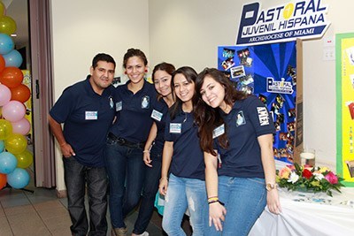 Algunos de los integrantes del grupo Juvenil Amén de la parroquia St. Louis, de der. a izq. Yesennia Lema, Antonella Castillo, Maricela Avilés, Delia Palacios y Hamilton.