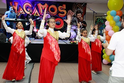 Integrantes del Ministerio de Danzas ‘Neeve Cha Reem’, bailan durante un receso.