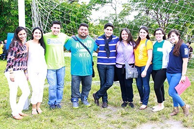 De izq. a der. Fiorela Antesana, Marcela Chartran, Alfredo del Valle, Bayardo Morales, Mario Báez, Daniela Hernández, Vanesa Naranjo, Melisa Ramos y Yesennia Lema, jóvenes de diferentes grupos juveniles de la Arquidiócesis de Miami que participaron en el Primer Congreso Juvenil Lío, posan en el campo de futbol de la parroquia St. Louis.