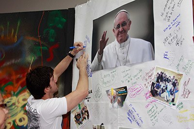 Los jóvenes que participaron en el Congreso Juvenil, escribieron mensajes al Papa Francisco.