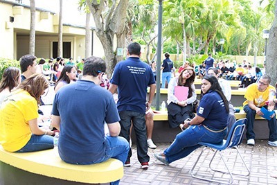 Jóvenes de diferentes grupos Católicos de la Arquidiócesis de Miami participan en el Congreso, discuten y comparten sus opiniones sobre la charla que escucharon previamente.