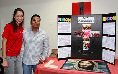 Mariela Pérez y Alex Rosales integrantes del grupo Luz Dominica, de la parroquia St. Dominic participaron en el primer Congreso Juvenil Lío, en la parroquia St. Louis.