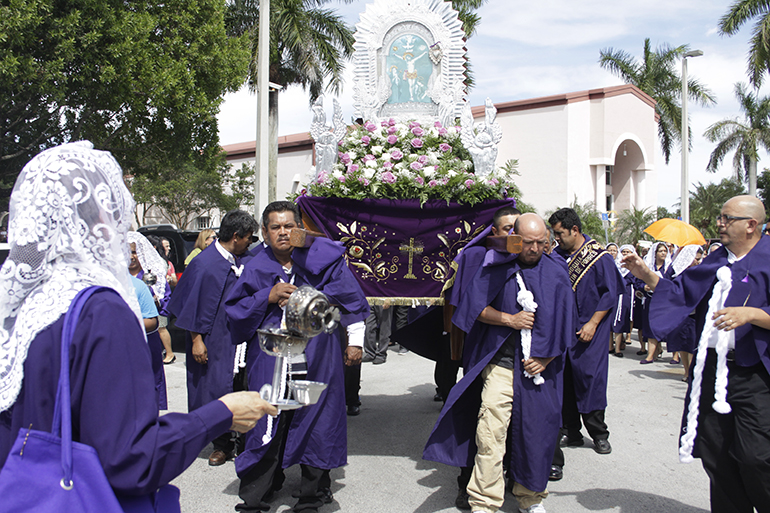 Los miembros de la Hermandad del Señor de los Milagros de la Parroquia St. Martin de Porres, en Homestead, organizaron la Misa en honor a la imagen y la procesión de la misma por el perímetro de la parroquia.
