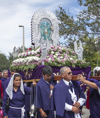 Los miembros de la Hermandad del Señor de los Milagros de diferentes nacionalidades participaron en la procesión en honor a la Imagen de origen peruano, en la parroquia St. Martin de Porres, en Homestead, el 05 de octubre.
