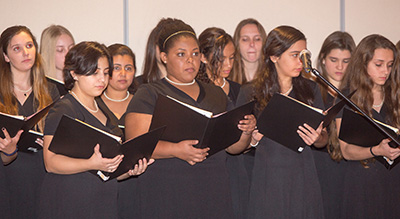 El coro de la Escuela Carrollton entretuvo a la audiencia, en el banquete anual de los Servicios Legales Católicos.