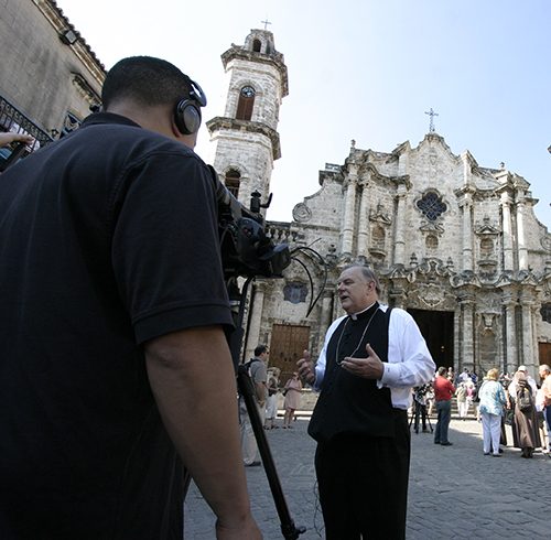 El Arzobispo Thomas Wenski en una entrevista por los medios de comunicación afuera de la catedral de La Habana, durante la peregrinación en marzo del 2012, que coincidió con la visita del Papa Benedicto XVI a la isla. El 17 de diciembre, el Arzobispo elogió el papel del Papa Francisco en el acuerdo que llevó a la liberación de los presos y la promesa de un mayor diálogo entre los EE.UU. y Cuba.