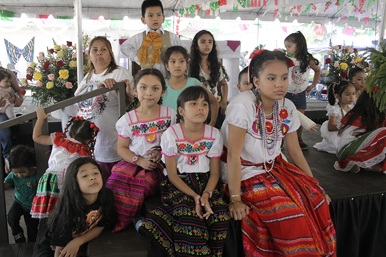 Decenas de niños vestidos con trajes típicos de diferentes regiones de México asistieron a la celebración de la Virgen de Guadalupe, en la Misión Santa Ana. En la línea del frente de izq. a der., Cintia Betancurt (6), Yanet Sandoval (8), Nayely Sandoval (7) y Sandra Cortéz de 11 años.