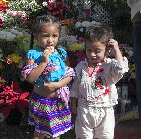 Vestida con un traje típico regional mexicano llegó Yeileen Guadalupe de 3 años con su hermanito Yeiden  de 2, quien llegó vestido como Juan Dieguito a la celebración de la Virgen de Guadalupe, en la Misión Santa Ana, en Naranja.