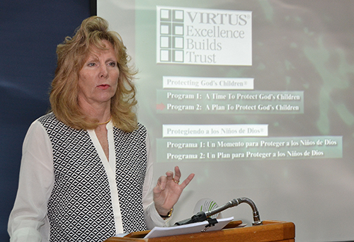 Jan Rayburn, coordinadora del Programa de Ambiente Seguro de la Arquidiócesis de Miami, habla en un taller de Virtus.