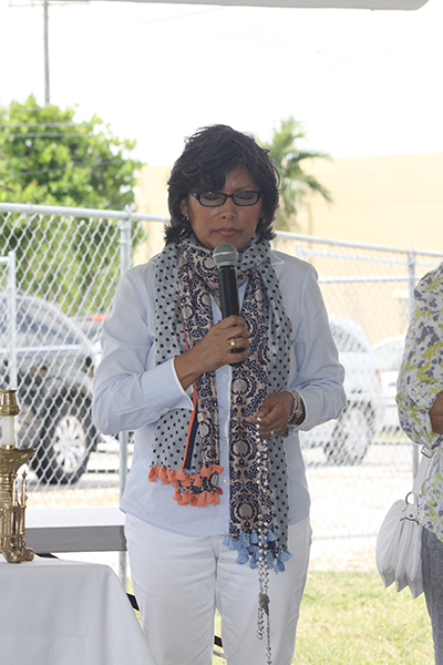 Edna Bergel reza el Santo Rosario el día de la celebración de la Divina Misericordia en los terrenos al suroeste del Condado de Miami Dade, donde próximamente se construirá el santuario y el convento.