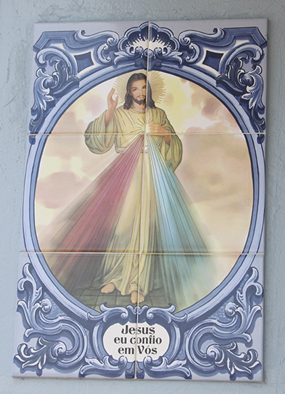 Imagen de la Divina Misericordia expuesto en la puerta de la Casa de Oración.