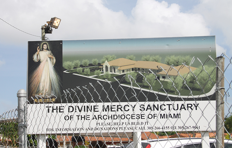 Cientos de devotos se llegaron a celebrar el día de la Divina Misericordia en los terrenos donde próximamente se construirá el Santuario de la Divina Misericordia y el convento para las Hermanas de la congregación de Santa Faustina, ubicado al suroeste del Condado de Miami Dade.