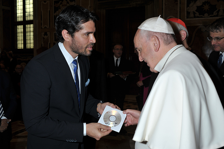 El protagonista y productor de "Bella" y "Little Boy", Eduardo Verástegui, un católico y residente parcial de Miami, entrega una copia de "Little Boy" al Papa Francisco, durante una breve reunión, en Roma a principios de este mes.