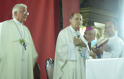 El Cardenal Beniamino Stella (centro) preside una Misa con los obispos de Oriente, incluyendo Mons. Dionisio García Ibáñez, Arzobispo de Santiago de Cuba (izquierda), y Mons. Emilio Aranguren, obispo de Holguín, atrás.