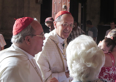 El Cardenal Beniamino Stella saluda a los files al final de una Misa celebrada en la Catedral de La Habana. A la izquierda está el Cardenal de La Habana, Mons. Jaime Ortega.