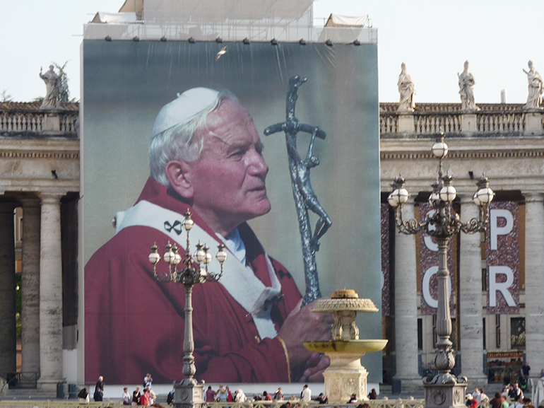 Fotografía de Juan Pablo II en la plaza de San Pedro el día de su beatificación, el 29 de abril del 2011. Cortesía de CNA.