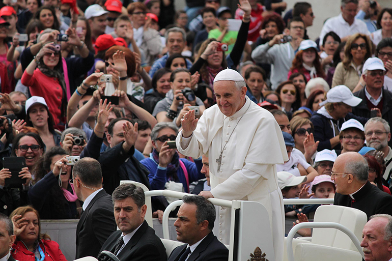 El Papa Francisco saluda a la multitud durante su audiencia general del 15 de mayo del 2013.