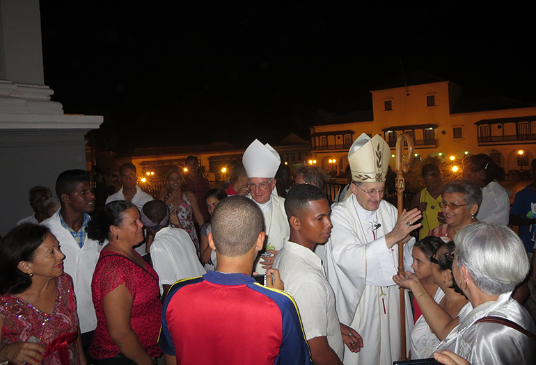 El Cardenal Beniamino Stella saluda a los fieles que se le acercaron en Santiago de Cuba.