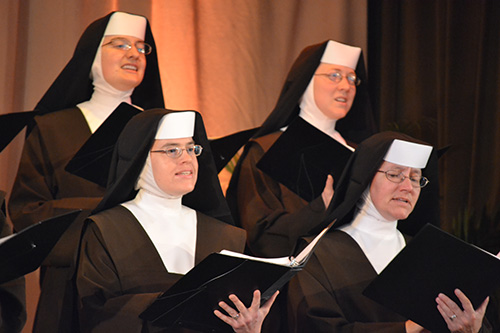 De arriba a abajo, de izquierda a derecha, las Hermanas Carmelitas que participaron incluyeron a la Hna. Giana, la Hna. Teresa, la Hna. Juanita y la Hna. Rosalía Nagy, directora de la Escuela Secundaria Archbishop Coleman Carroll, en Miami.