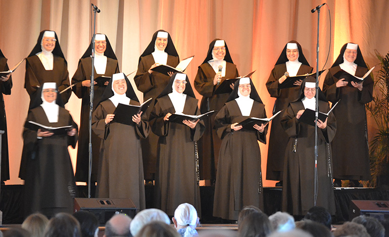 El coro de las Hermanas Carmelitas que cantaron en la parroquia Little Flower, en Coral Gables estuvo conformado por hermanas de cinco comunidades que trabajan en La Florida y California, en los ministerios que incluyen la enseñanza, la administración de escuelas, el cuidado de salud y centros de retiro.