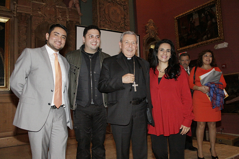 Mons. Octavio Ruíz Arenas, Secretario del Consejo Pontificio para la Promoción de la Nueva Evangelización y los cantantes católicos colombianos que asistieron a la conferencia. De izquierda a derecha: Iván Díaz, Johann Álvarez y Nana Angarita.