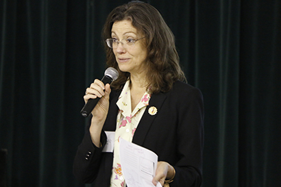 Lisa Pinto, directora de Recursos Humanos de la Arquidiócesis, habla sobre LEAD: Las siglas de Listen (escuchar), Empathize (entender), Acknowledge (reconocer), Do something (hacer algo), una habilidad aprendida que puede evitar que la gente reaccione mal ante una situación difícil.