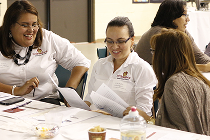 El personal de las parroquias participa en juegos de roles en el taller para aprender la mejor manera de reaccionar ante situaciones difíciles. Desde la izquierda: Karla Pacheco, Carolina Jaramillo y Yaneth Mutis de la parroquia St. Boniface, en Pembroke Pines.