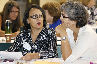 María Elena Salazar (izquierda), de la parroquia Assumption, en Lauderdale-by-the-Sea y Belkis Ferrer de St. Katharine Drexel, en Weston participan en juegos de roles, en el taller para aprender la mejor manera de reaccionar ante situaciones difíciles.