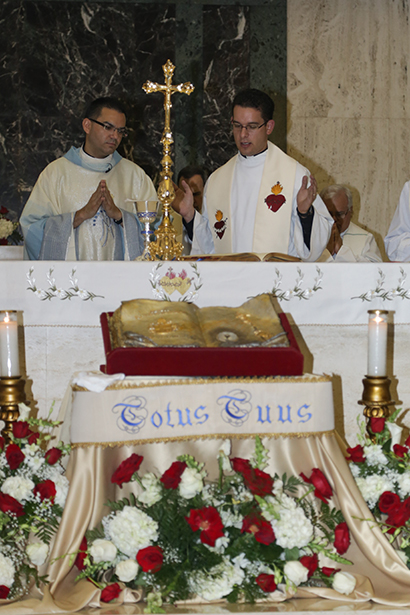 The newly ordained priests of the Archdiocese of Miami, Father Javier Barreto and Father Bryan Garcia presided the conclusion of the Mass in honor of the Sacred Hearts of Jesus and Mary.