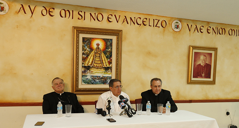 Mons. Arturo González de la Diócesis de Santa Clara, Cuba, responde a las preguntas de los reporteros durante la conferencia de prensa el 20 de junio. A la izquierda, el Arzobispo de Miami Mons. Thomas Wenski, y a la derecha, el P. José Álvarez, párroco de Our Lady of the Lakes, en Miami Lakes, quien estuvo a cargo de organizar este Encuentro Cuba Diáspora.