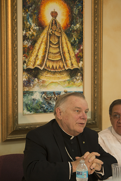 El Arzobispo Thomas Wenski responde a preguntas de los reporteros durante la conferencia de prensa. Confirmó que la Arquidiócesis de Miami llevará una peregrinación a Cuba durante la visita del Papa Francisco, en septiembre.
