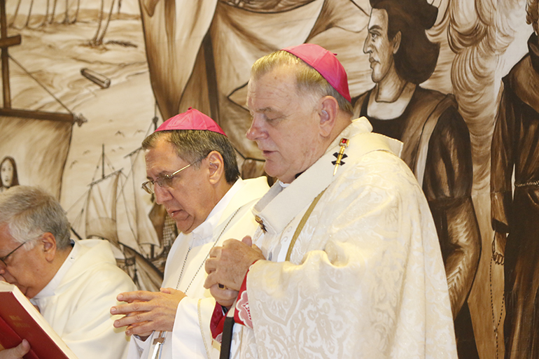 El Arzobispo Thomas Wenski y el Obispo Arturo González de la Diócesis de Santa Clara, Cuba, celebran juntos en la Ermita de la Caridad la misa de clausura del Encuentro Cuba-Diáspora 2015.
