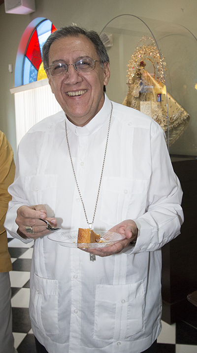 Mons. Arturo González, obispo de Santa Clara, Cuba, disfruta de un pedacito de flan durante el almuerzo que tuvo lugar despues de la Misa de clausura del Encuentro Cuba-Diáspora 2015 en la Ermita de la Caridad.